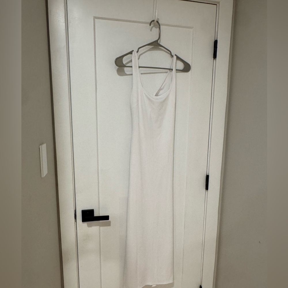 Elegant White Sleeveless Dress